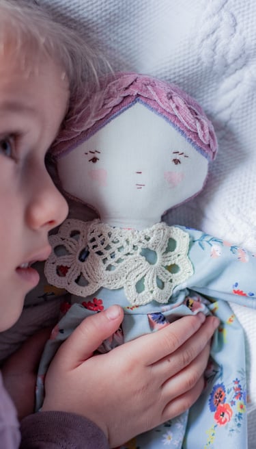 copil cu jucarie handmade, păpuşă din materiual textil de bumbac, jucărie unica, un cadou perfect