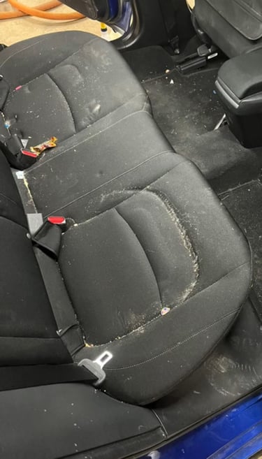 Voiture intérieur avant lavage