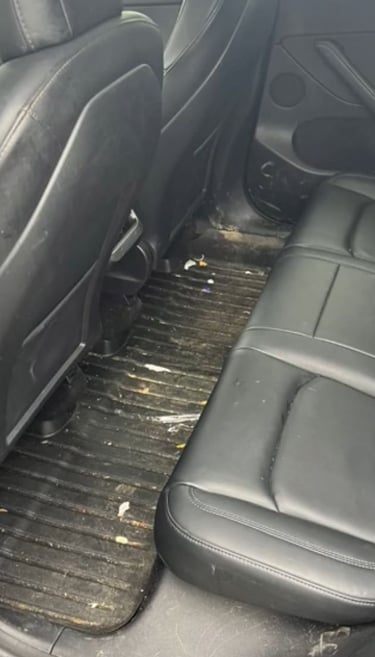 sol voiture intérieur sale