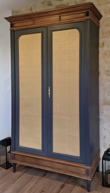 Armoire ancienne restaurée avec portes cannage