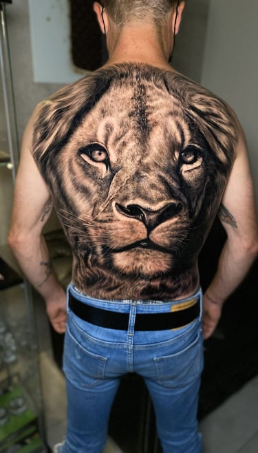 Detalhe de tatuagem realista preto e branco com sombreamento suave