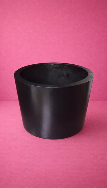 Maceta negra circular en fibra de vidrio 