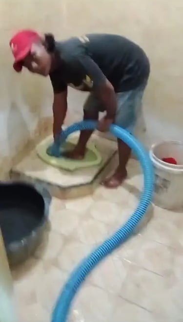 Foto-Pekerja-Sedot-WC