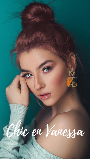 femme avec une paire de boucles d' oreilles en marqueterie de cuir modèle Vanessa