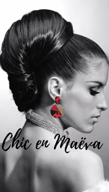 femme qui porte unu paire de boucles d'oreille en cuir modele Maeva en marqueterie de cuir