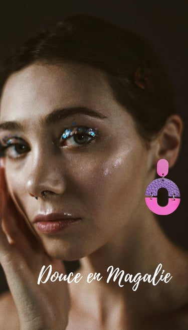 femme qui porte une paire de boucles d'oreille en cuir modèle Magalie