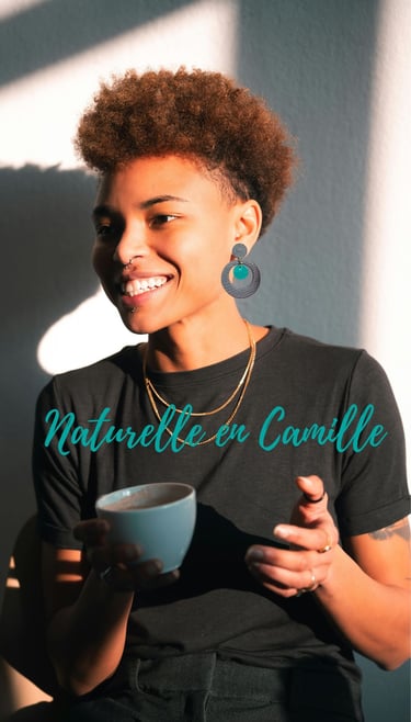 femme qui porte une paire de boucles d'oreille en cuir modèle Camille