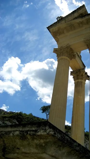 ruine avec trois colonnes corinthiennes venant du site archéologique de Glanum