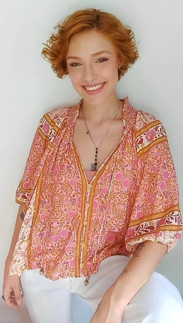 Sabrina Tibursky sorrindo em frente a parede branca