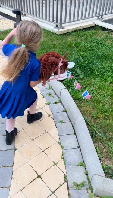 Ponytante - Kind reitet Hobby Horse und spielt das Recycling Spiel