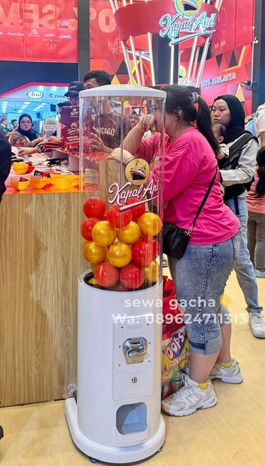 sewa mesin gachapon putih small di Jiexpo Kemayoran
