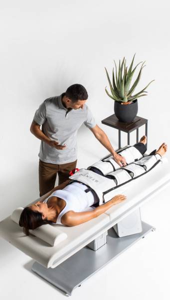 Photo of male physiotherapist utilising Stendo on a female patient