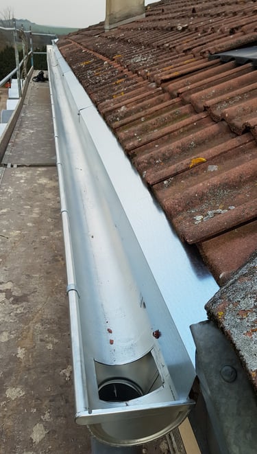 Gouttière zinc avec larmier.