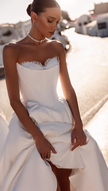 Robe de mariée en satin , épurée et minimaliste 