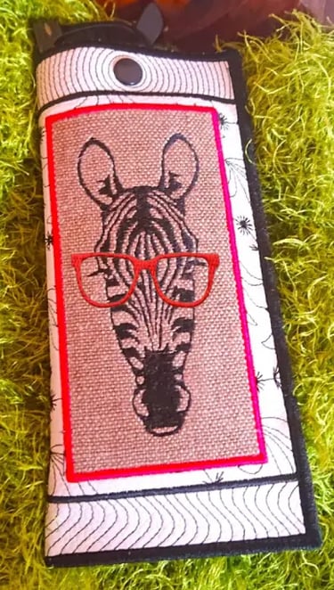 ITH-etui-lunette-motif-broderie-machine-lesbroderiesdenonette