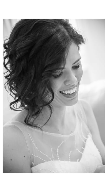 Una donna con un vestito bianco che sorride e ride