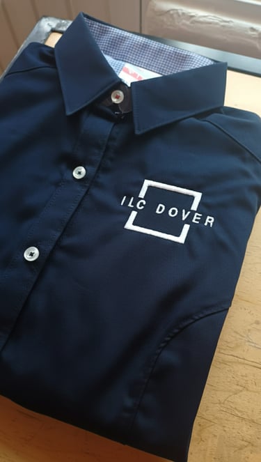Bordado en camisa oscura ILC