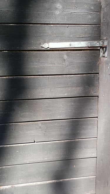 Une peinture pour façade noire, ici mate naturelles pour bois et pierre