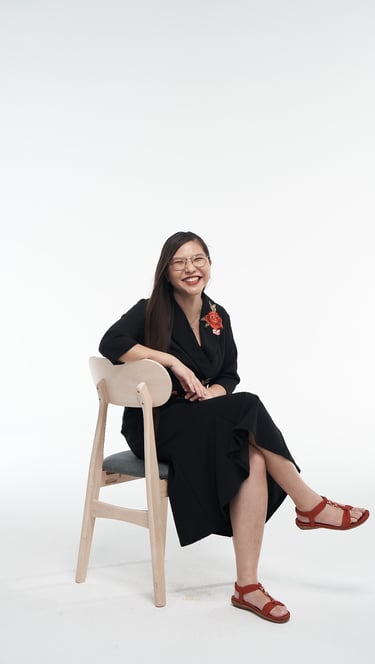 Smiling joyfully, Dr Genevieve welcomes you with kindness and warmth into her counselling room