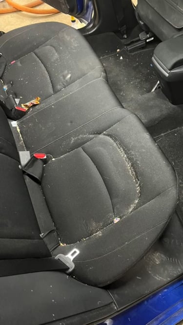 Voiture intérieur avant lavage