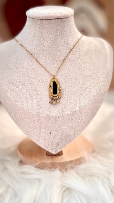 collier avec pierre naturelle noir ou blanc 