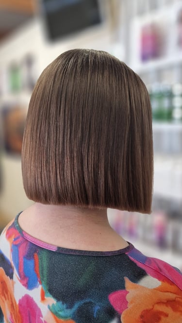 tasainen hiustenleikkaus paksut hiukset kampaamo raisio