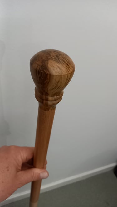 Bâton de marche, pommeau et pointe en buis, hêtre