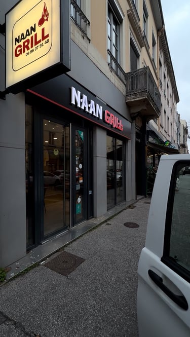 Façade modernisée avec enseigne lumineuse NAAN GRILL Lyon 9 - AVOSPUB