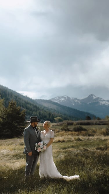 newly weds in colorado mountains