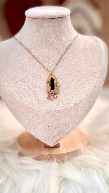 collier avec pierre naturelle noir ou blanc