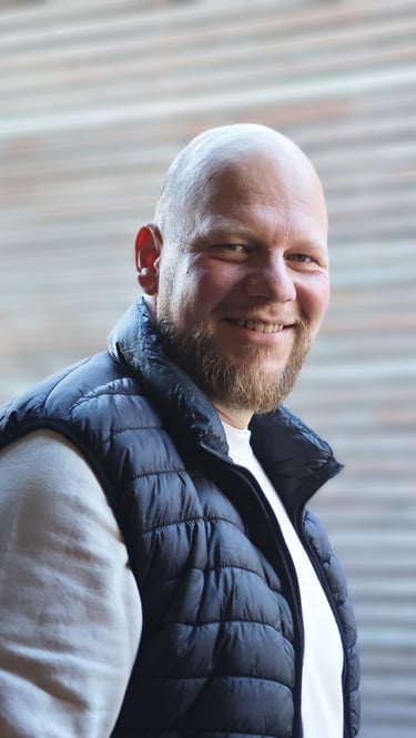 Porträt von Bausachverständigem Sebastian Merkl Experte für Abdichtung, Feuchtigkeit und Bauschäden