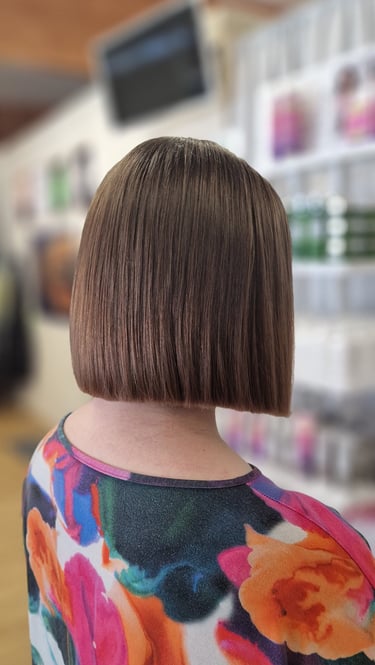 tasainen hiustenleikkaus paksut hiukset kampaamo raisio