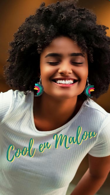 femme qui porte une paire de boucles d'oreille en cuir en marqueterie de cuir modèle Malou