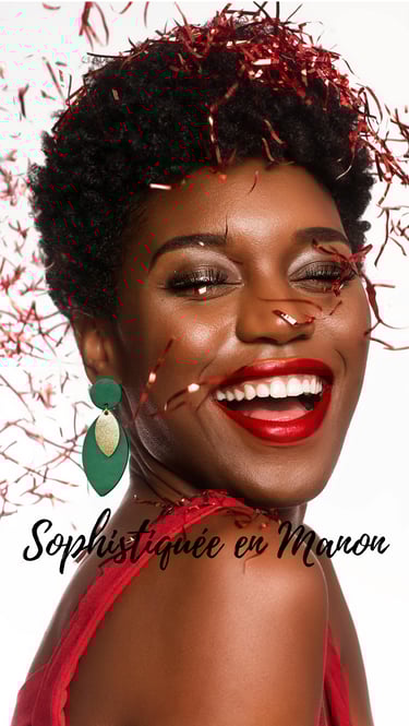 femme avec une paire de boucles d'oreilles en cuir modèle Manon