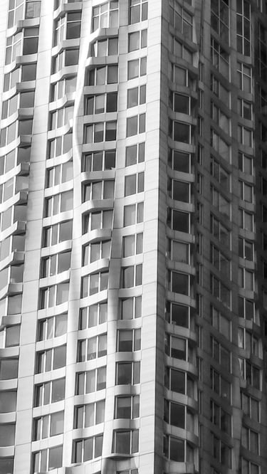 dettaglio arichitettonico di un grattacielo di new york con facciata ondulata.