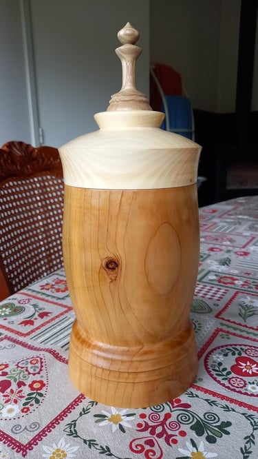 Bonbonnière en cèdre, couvercle frêne et olivier