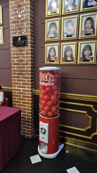 Sewa gacha tabung Omochapy untuk activation Pocky dan JKT48 dengan hadiah merchandise eksklusif di area event.