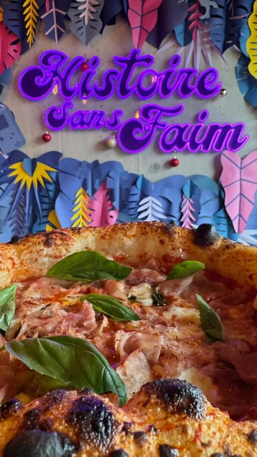 Pizza au jambon et basilic devant l’enseigne lumineuse du restaurant Histoire Sans Faim à Lausanne