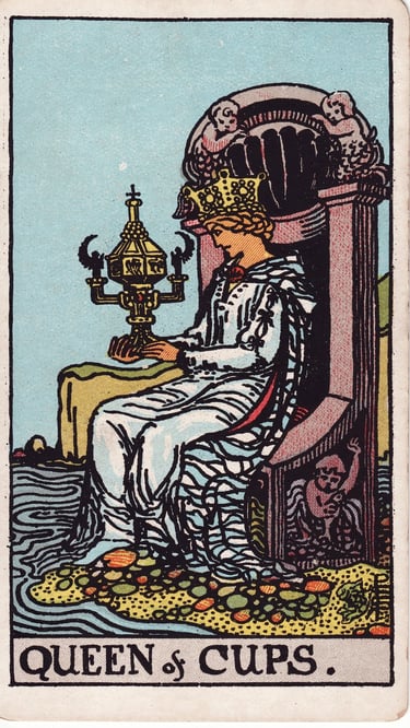 Queen of Cups Tarot Card Meaning Reading Description – Discover the meaning of the Queen of Cups 