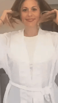 gif. femme en pyjama se coiffe