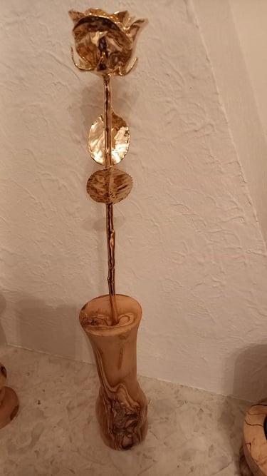 Soliflore en olivier avec rose en or