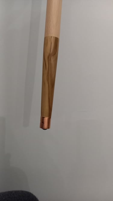 Bâton de marche, pommeau et pointe en buis avec incrustation cuivre, hêtre