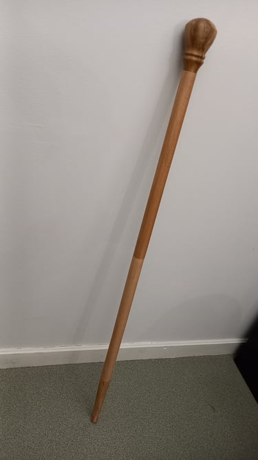 Bâton de marche, pommeau et pointe en buis avec incrustation cuivre, hêtre