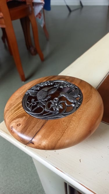 Boite en cerisier avec couverte ajouré en étain