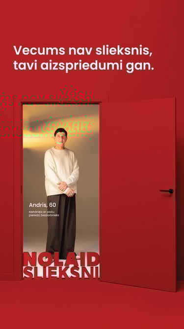 Gados vecāks vīrietis stāv atvērtās durvīs. Teksts: Vecums nav slieksnis, tavi aizspriedumi gan.