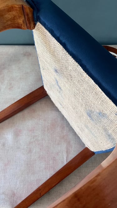 Detalle restauración y tapicería silla isabelina canaria con fondo de yute como original. Tenerife.