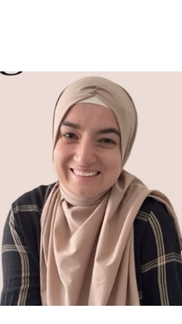 Eine lächelnde Frau mit einem Hijab