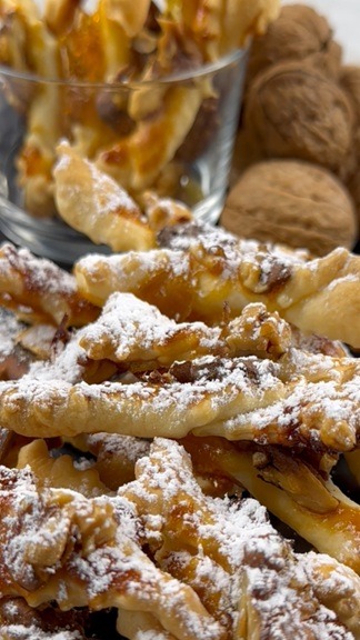 Biscotti di Pasta Sfoglia - Ricetta croccante con marmellata e noci
