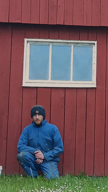 Un peintre applique de la peinture suédoise prête en deux minutes, avec un résultat professionnel