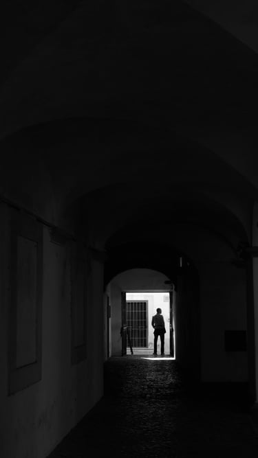 photo noir et blanc, ombre et lumière, tunnel, homme dans la lumière